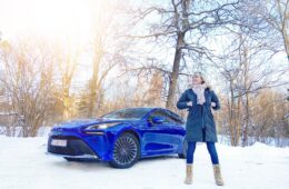 Toyota Mirai Mia Litström Cars and Watches for Ladies provkörning